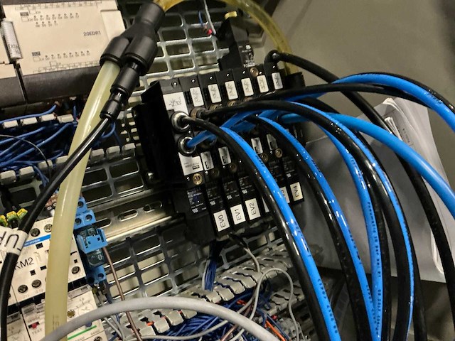 Schakelkast met inhoud (3x) - afbeelding 8 van  11