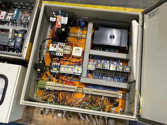 Schakelkast met inhoud (4x) - afbeelding 4 van  6