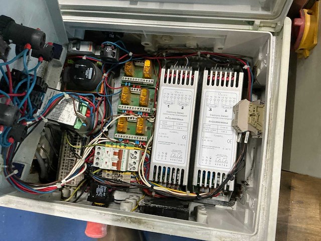 Schakelkast met inhoud (4x) - afbeelding 6 van  6