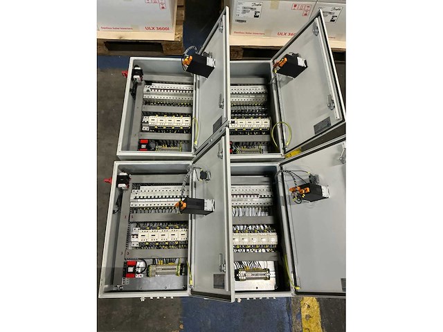 Schakelkast met inhoud (4x) - afbeelding 2 van  5