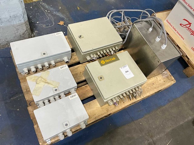 Schakelkast met inhoud (5x) - afbeelding 1 van  8