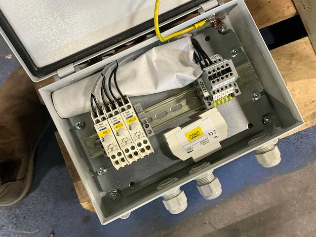 Schakelkast met inhoud (5x) - afbeelding 5 van  8