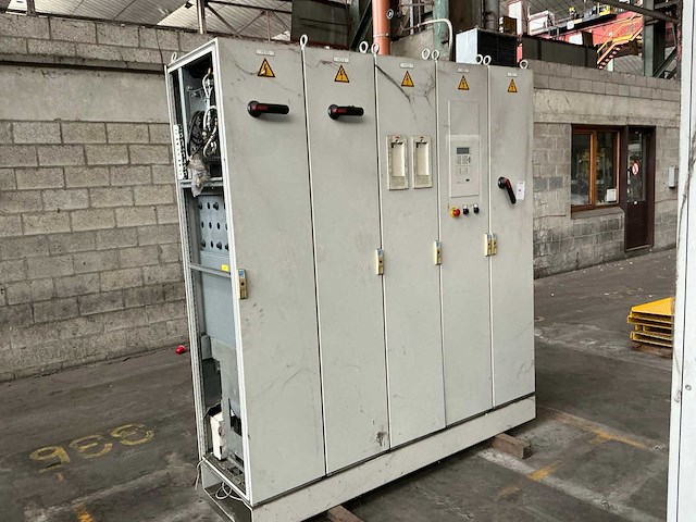 Schakelkast met inhoud - afbeelding 1 van  8