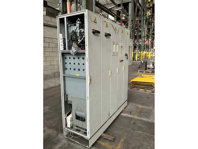 Schakelkast met inhoud - afbeelding 2 van  8