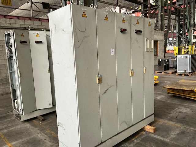 Schakelkast met inhoud - afbeelding 1 van  7