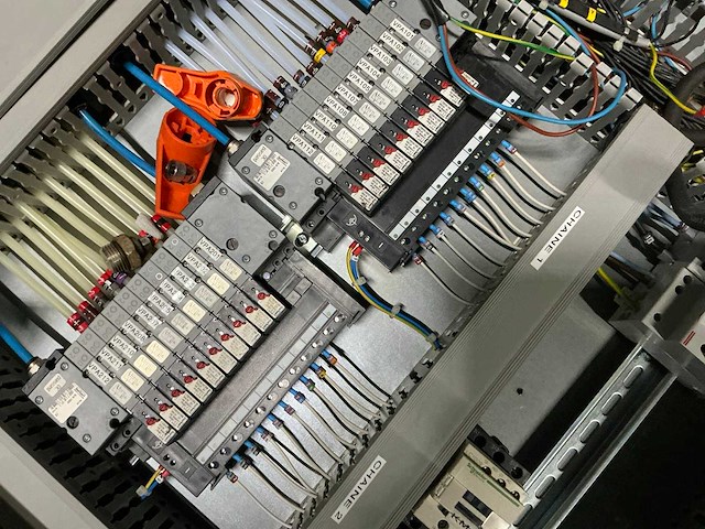 Schakelkast met inhoud - afbeelding 2 van  4