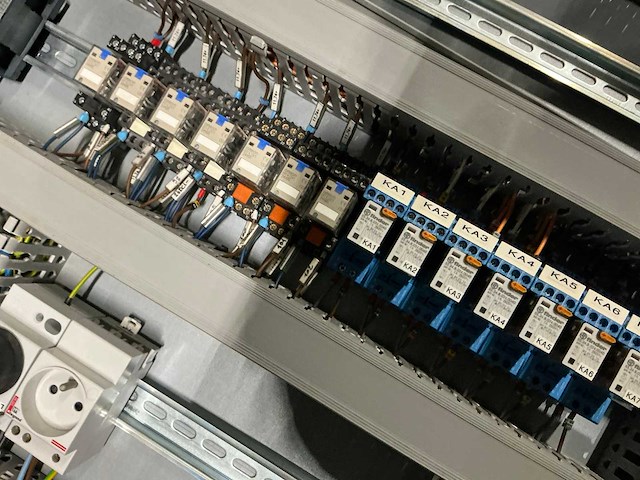 Schakelkast met inhoud - afbeelding 3 van  4