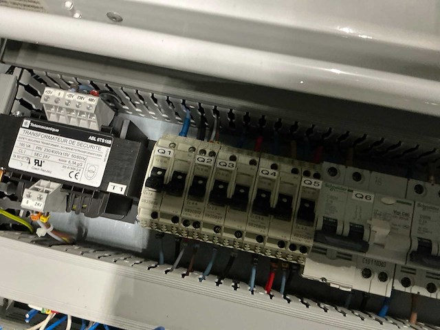 Schakelkast met inhoud - afbeelding 4 van  4