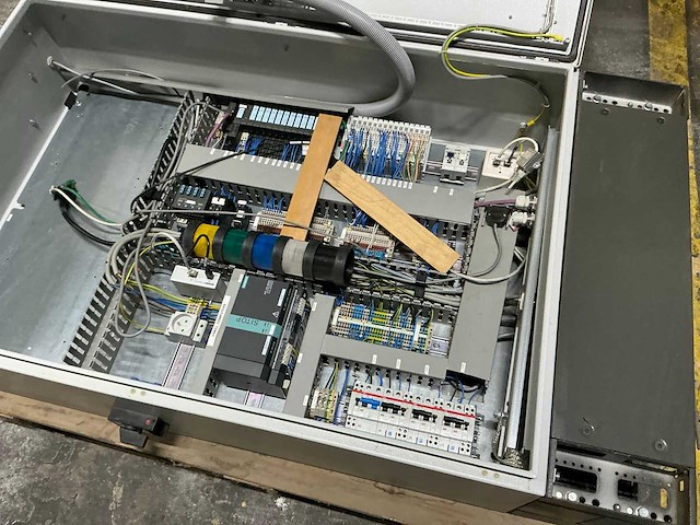 Schakelkast met inhoud - afbeelding 3 van  7