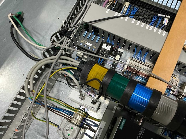 Schakelkast met inhoud - afbeelding 7 van  7