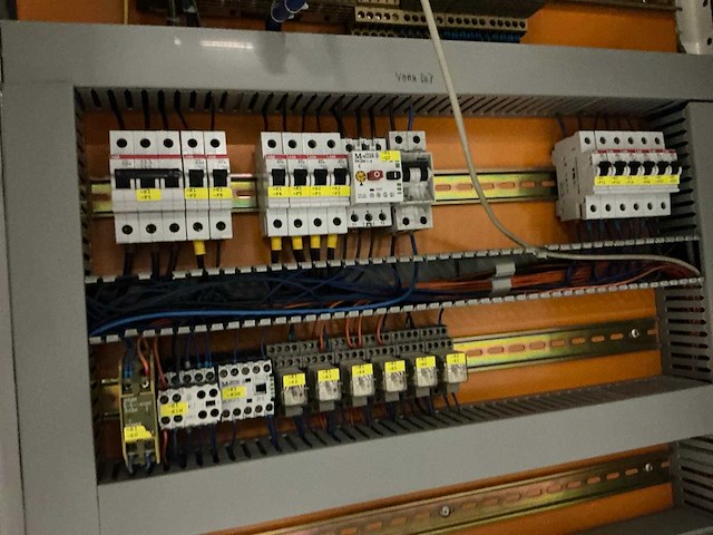 Schakelkast met inhoud - afbeelding 6 van  12