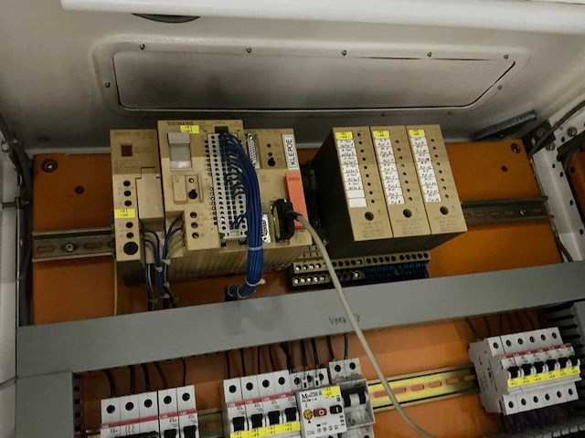 Schakelkast met inhoud - afbeelding 7 van  12