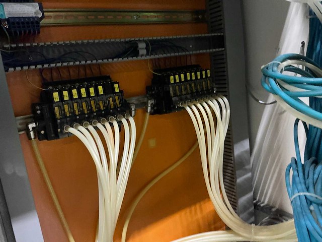 Schakelkast met inhoud - afbeelding 9 van  12