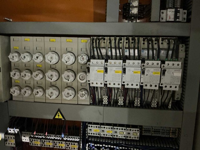 Schakelkast met inhoud - afbeelding 8 van  10