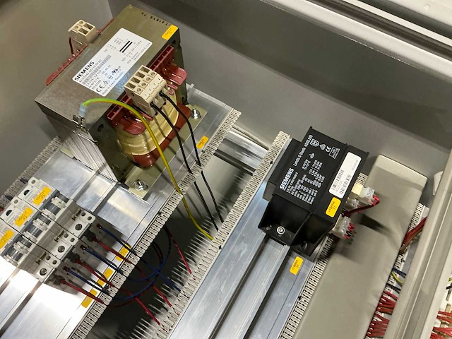 Schakelkast met inhoud - afbeelding 8 van  8