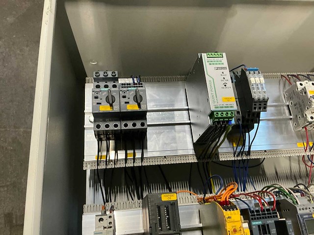 Schakelkast met inhoud - afbeelding 5 van  8