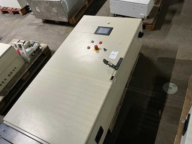 Schakelkast met inhoud - afbeelding 1 van  9