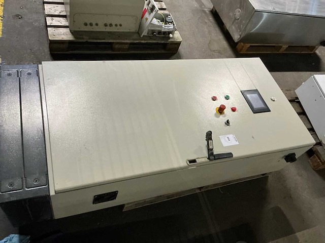 Schakelkast met inhoud - afbeelding 2 van  9