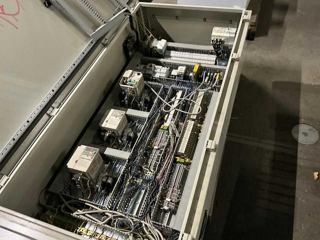 Schakelkast met inhoud - afbeelding 4 van  9