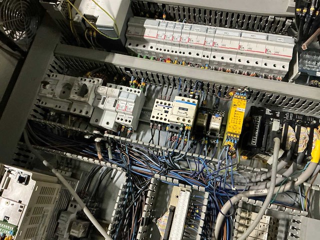 Schakelkast met inhoud - afbeelding 7 van  9