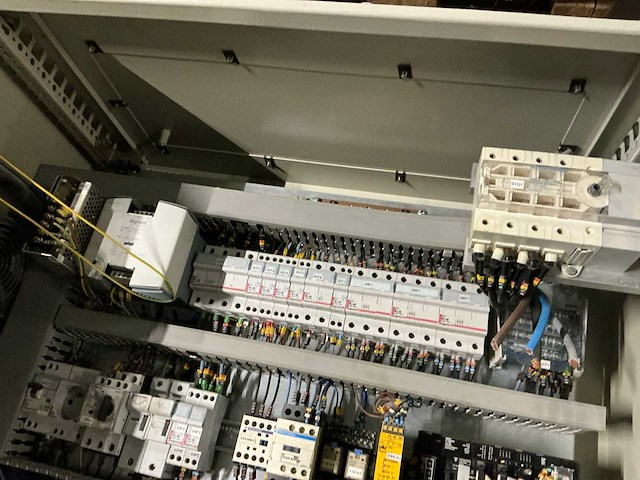 Schakelkast met inhoud - afbeelding 8 van  9