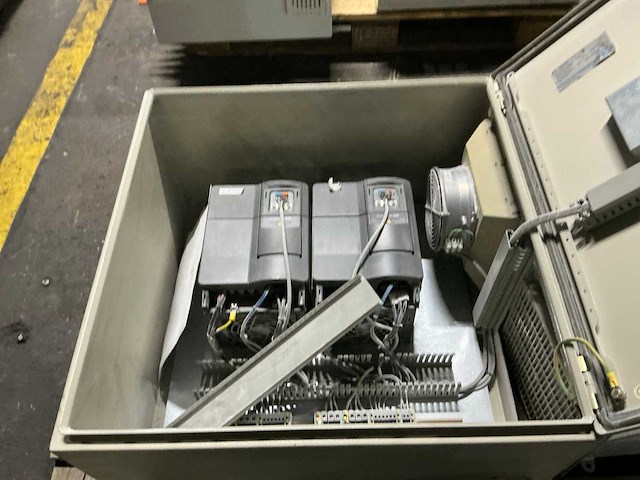 Schakelkast met inhoud - afbeelding 4 van  4