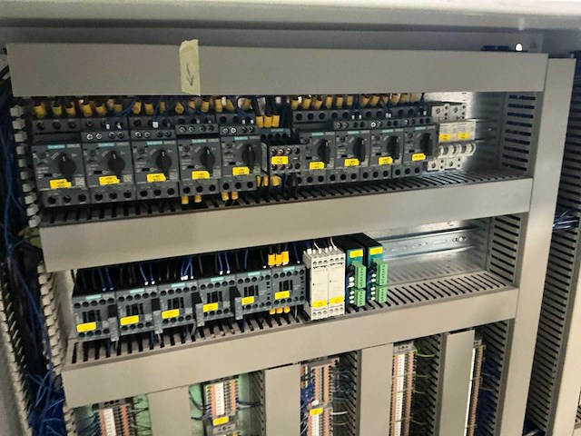 Schakelkast met inhoud - afbeelding 2 van  6