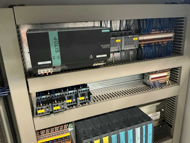 Schakelkast met inhoud - afbeelding 4 van  6