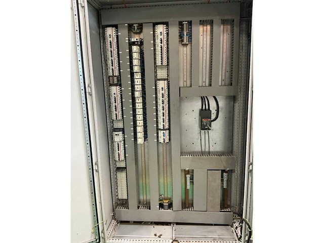 Schakelkast met inhoud - afbeelding 9 van  11