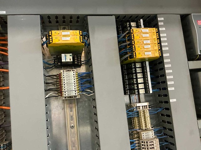 Schakelkast met inhoud - afbeelding 5 van  11