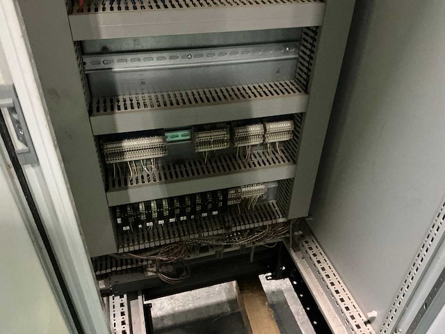 Schakelkast met inhoud - afbeelding 9 van  10