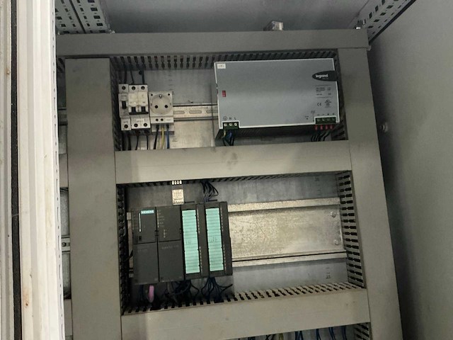 Schakelkast met inhoud - afbeelding 7 van  10