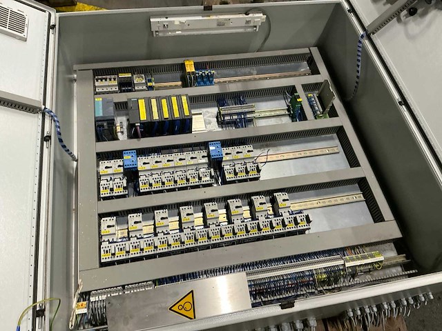 Schakelkast met inhoud - afbeelding 3 van  7