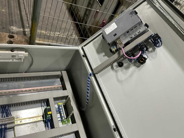 Schakelkast met inhoud - afbeelding 7 van  7