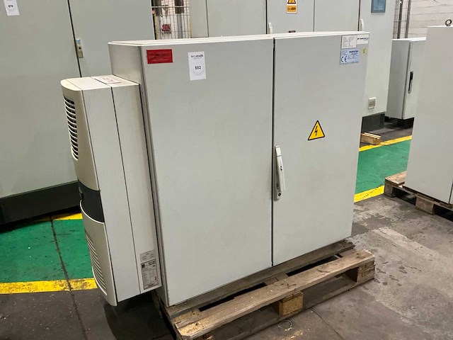 Schakelkast met inhoud - afbeelding 2 van  7