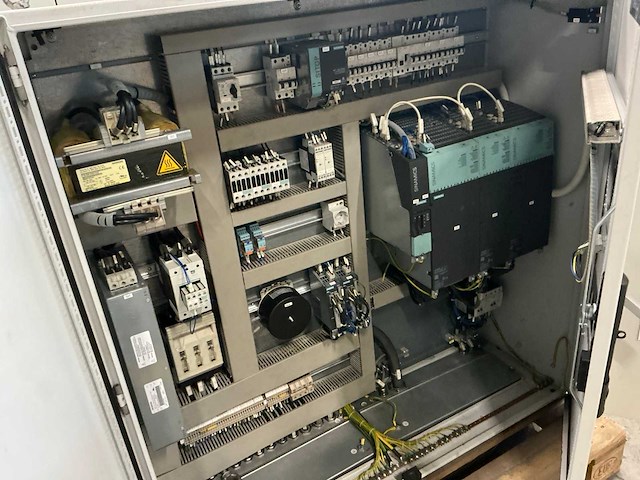 Schakelkast met inhoud - afbeelding 3 van  8