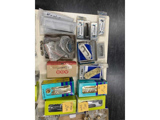 Scharnieren, deurbeslag, sloten, lampen enz - afbeelding 21 van  45