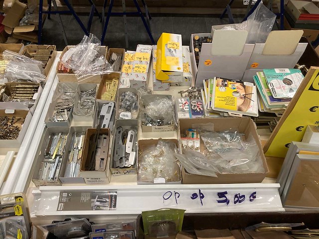 Scharnieren, deurbeslag, sloten, lampen enz - afbeelding 45 van  45