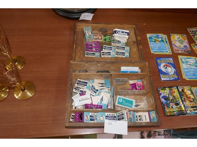 Scheermesjes in oude doos - afbeelding 1 van  1