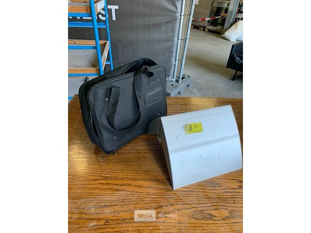 Schilderij standaards met draagtassen - afbeelding 2 van  5