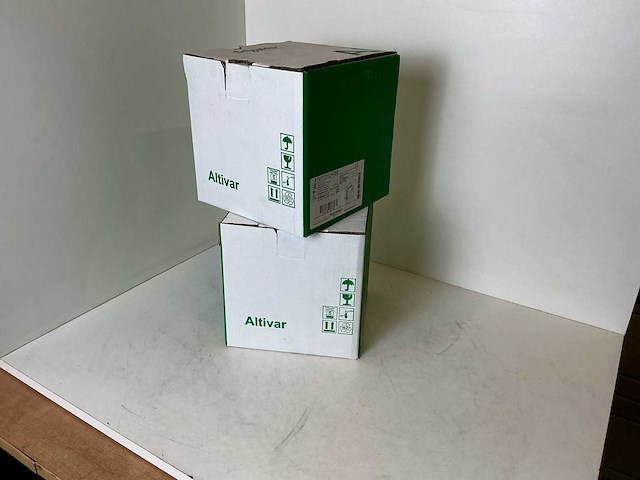 Schneider altivar 312 atv312hu40s6 frequentieregelaar (2x) - afbeelding 1 van  8