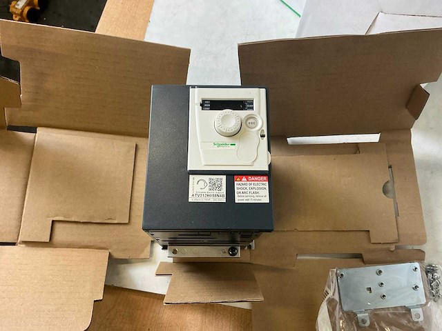 Schneider altivar atv312h055n4b frequentieregelaar (3x) - afbeelding 2 van  7