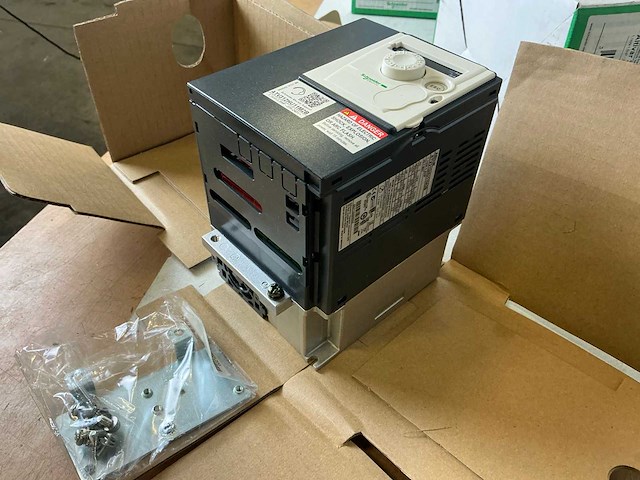 Schneider altivar312 atv312hu11m2b frequentieregelaar (2x) - afbeelding 3 van  6