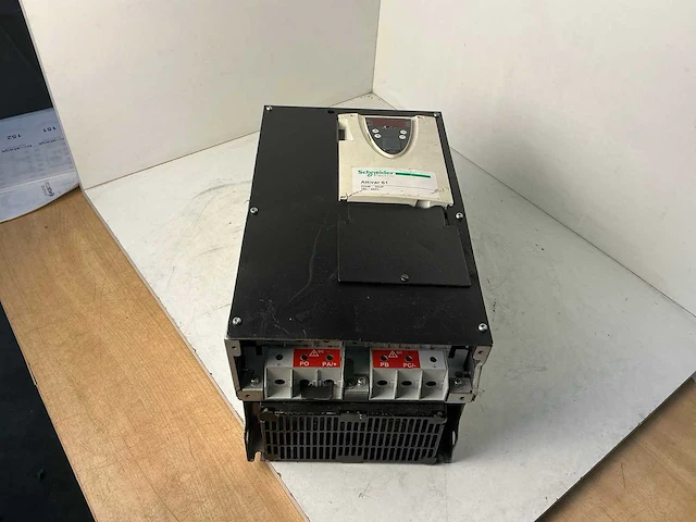 Schneider altivar61 atv61hd22n4 frequentieregelaar - afbeelding 1 van  5