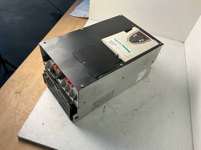 Schneider altivar61 atv61hd22n4 frequentieregelaar - afbeelding 2 van  5