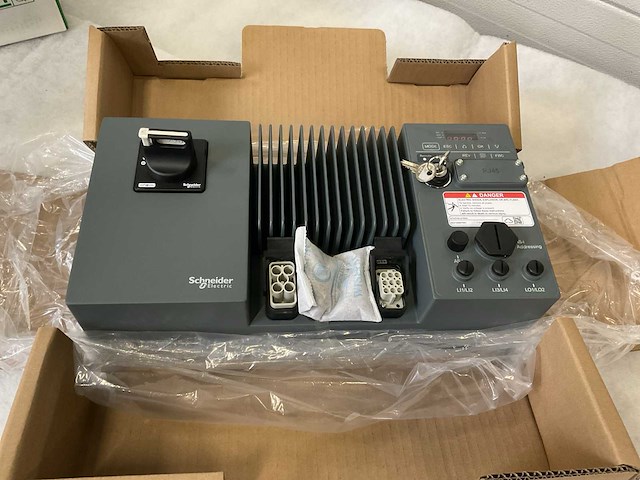 Schneider atv310lu15n4 frequentieregelaar - afbeelding 1 van  5