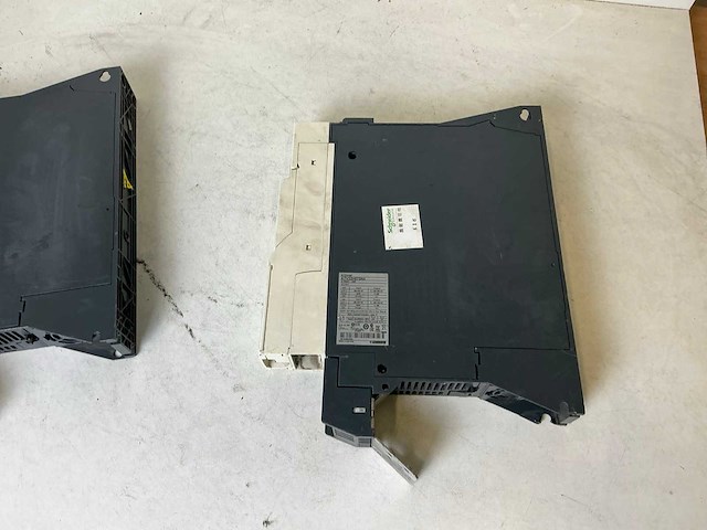 Schneider atv32h075n4 frequentieregelaar (2x) - afbeelding 7 van  9