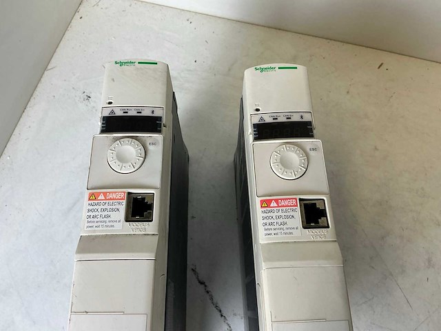 Schneider atv32hu11n4 frequentieregelaar (2x) - afbeelding 3 van  7