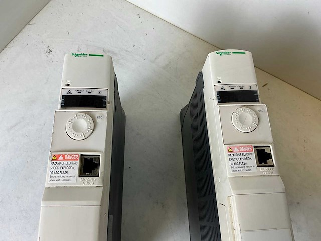 Schneider atv32hu11n4 frequentieregelaar (2x) - afbeelding 2 van  7