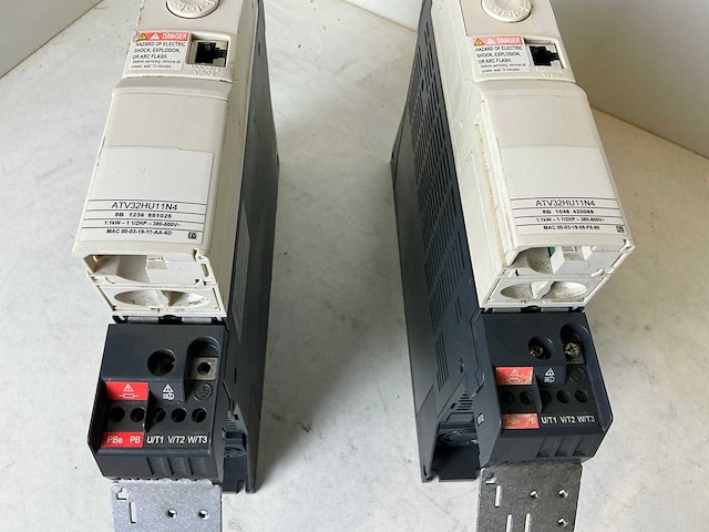 Schneider atv32hu11n4 frequentieregelaar (2x) - afbeelding 3 van  7